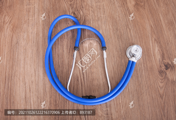 桌子上放著一把醫(yī)用聽診器