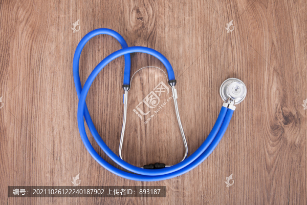 桌子上放著一把醫(yī)用聽診器