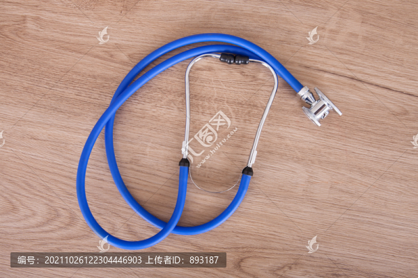 桌子上放著一把醫(yī)用聽診器