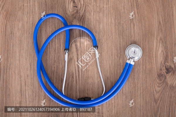 俯視桌子上一個(gè)醫(yī)用聽(tīng)診器