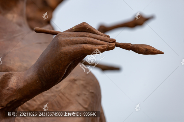 女性右手執(zhí)毛筆雕塑