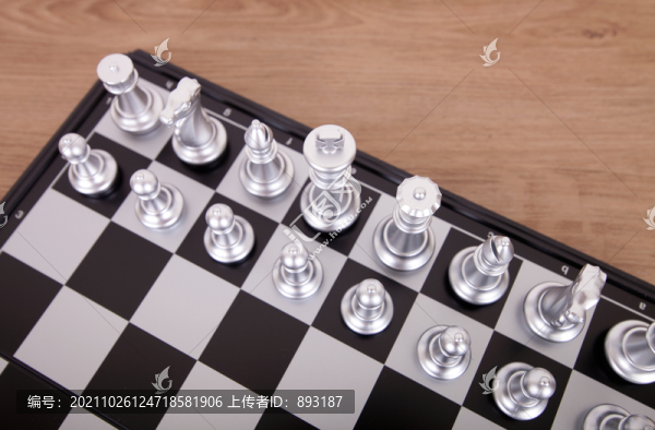 棋盤上的銀色國際象棋棋子