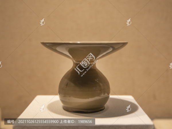 唐越窯青瓷唾壺