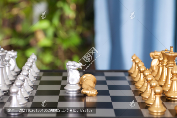 棋盤上金色的馬棋子投降