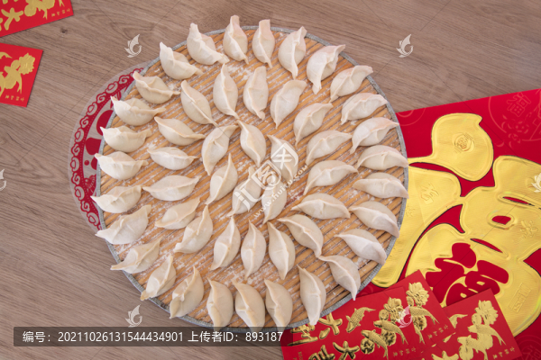 白面餃子和金字春聯(lián)及節(jié)日的紅包