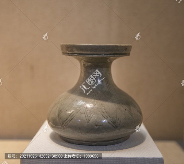 南朝甌窯青瓷點(diǎn)彩蓮瓣唾壺