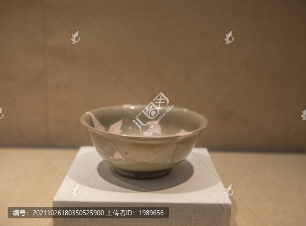 南宋官窯粉青釉深腹碗