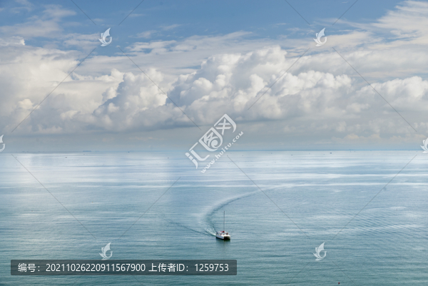 白云下大海