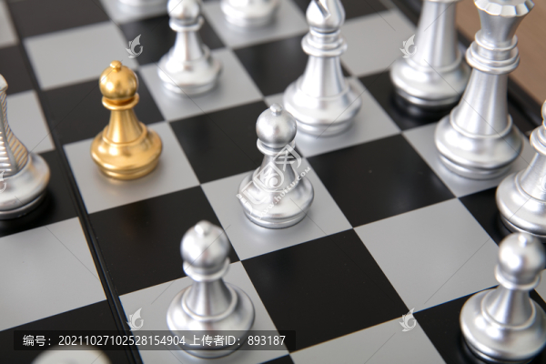 棋盤上正在對(duì)陣的國際象棋