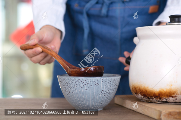 橫構(gòu)圖中國人把臘八粥盛到碗里