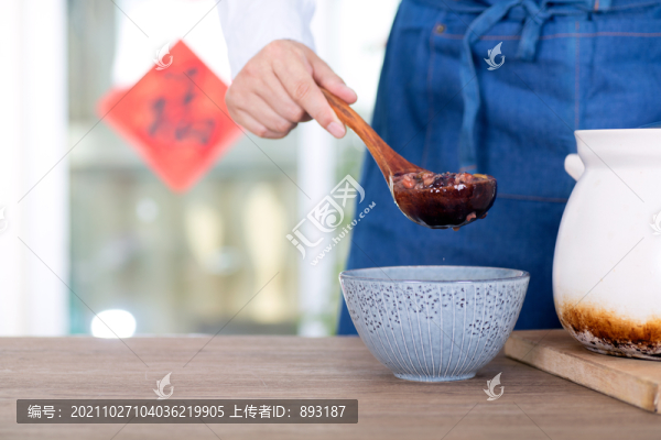 橫構(gòu)圖中國人把臘八粥盛到碗里