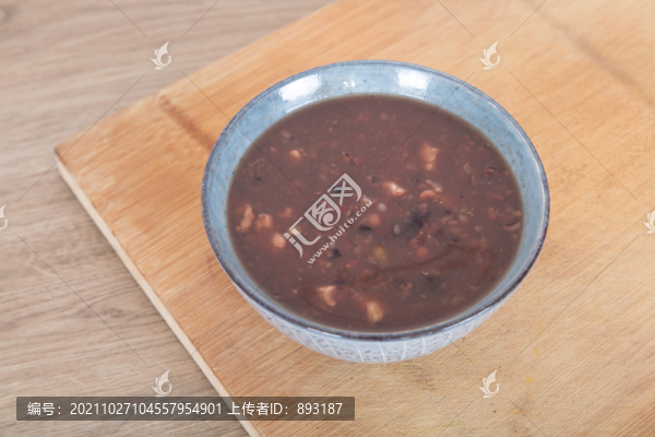 砧板上面一碗做好的臘八粥
