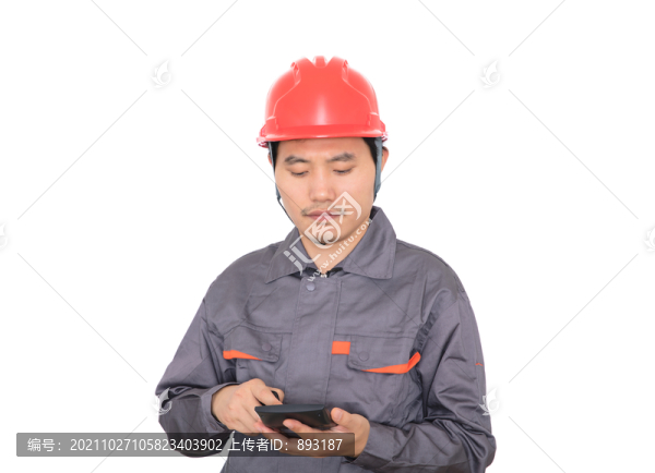 工人在使用計(jì)算器計(jì)算