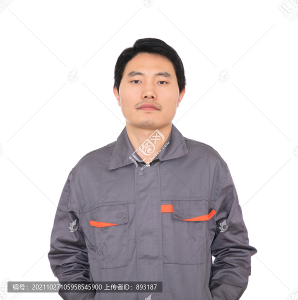 白背景前身穿工人服裝的年輕人