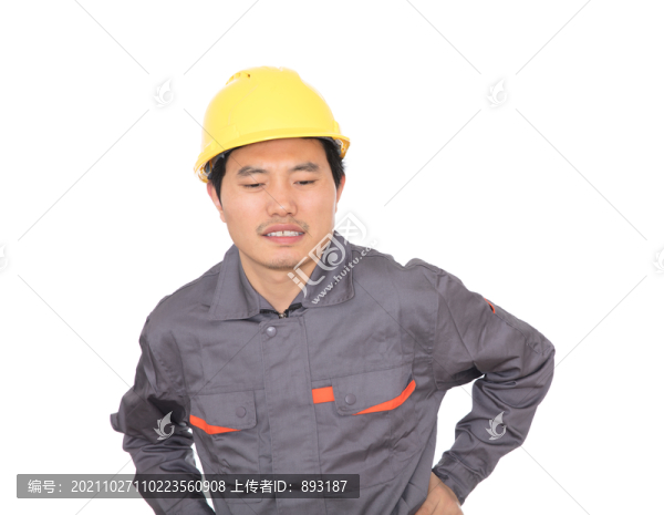 白背景前扭傷腰的建筑農(nóng)民工
