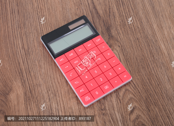 桌子上放著一個(gè)紅色的計(jì)算器