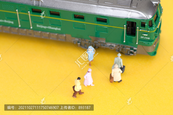 微縮世界里正在乘坐火車的人群