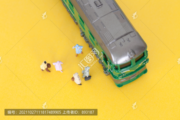 微縮世界里正在乘坐火車的人群