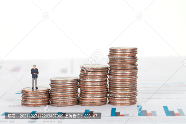 金融材料上一排遞增的美元硬幣