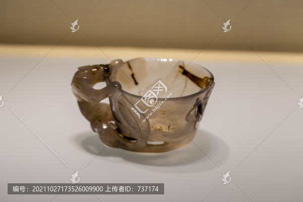 北京故宮珍寶館清代瑪瑙雕螭耳杯