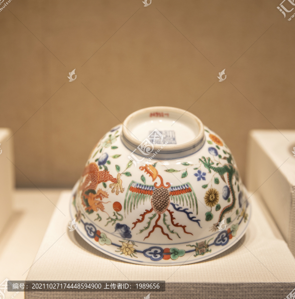 清乾隆官窯青花五彩龍鳳碗