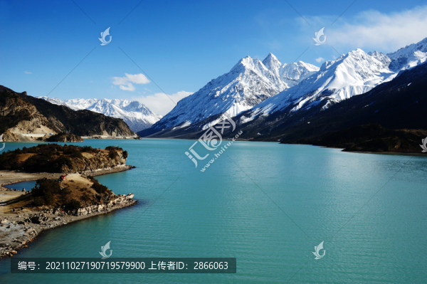 西藏雪山下的然烏湖