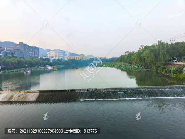 小鎮(zhèn)溪流水