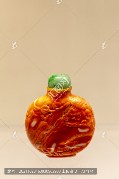 北京故宮珊瑚雕松石云蝠紋鼻煙壺