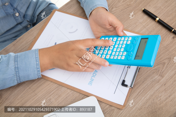 商業(yè)會計師使用計算器在工作中