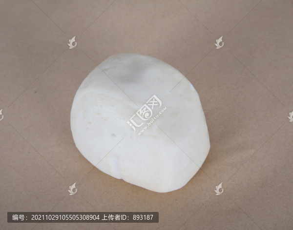放在桌子上的一個白面饅頭