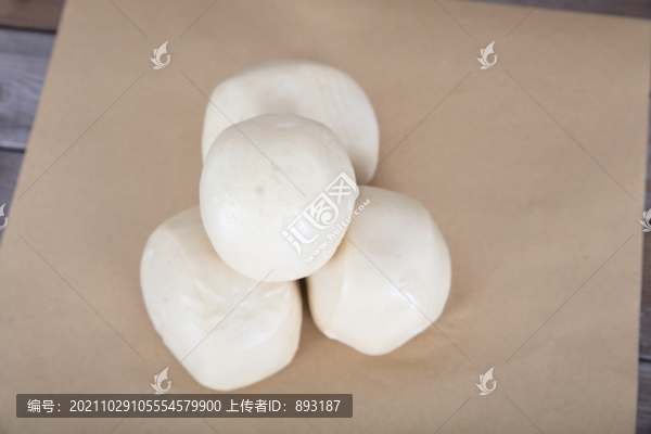 桌子上一堆剛蒸出來的白面饅頭