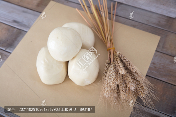 幾個饅頭和一把金黃色的麥穗