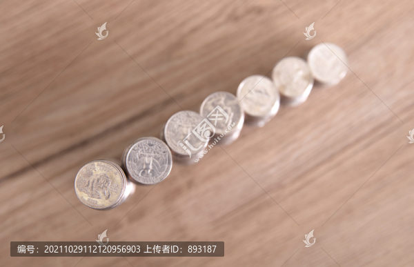 俯視拍攝一排遞減的美元硬幣