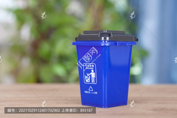 藍(lán)色的可回收垃圾桶模型