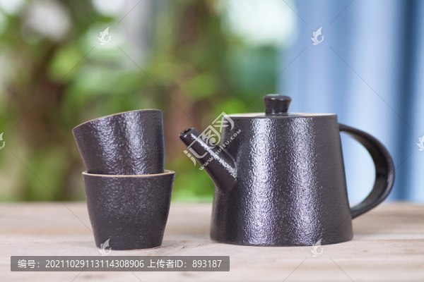 桌子上一把茶壺和兩個茶杯