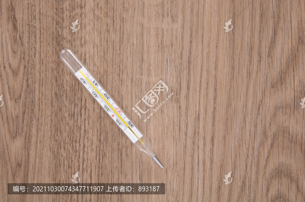 桌子上一個醫(yī)用體溫計(jì)