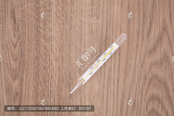 桌子上一個醫(yī)用體溫計
