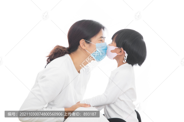 媽媽在親戴著口罩的女兒