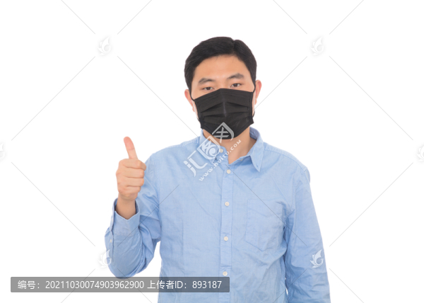 白背景前做伸出大拇哥的手勢(shì)