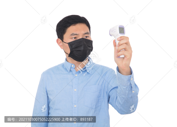 戴著口罩的男士在自我測量體溫