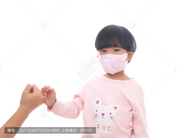 白背景前戴口罩的小女孩