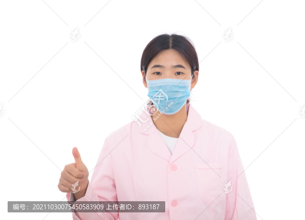 白背景前穿著粉色護士服的護士