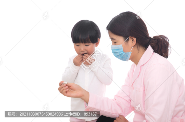 女護(hù)士在給小女孩測(cè)量體溫