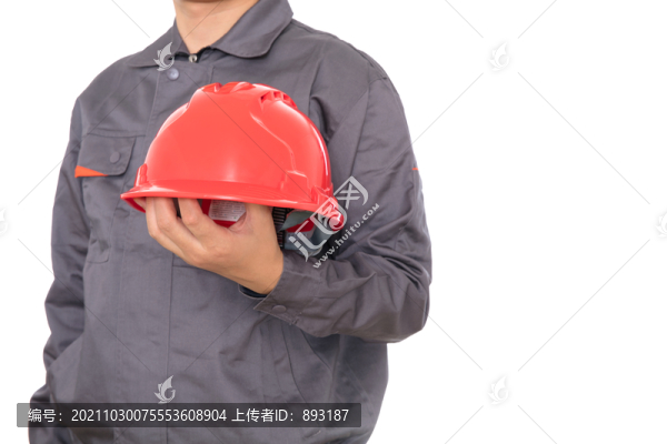 建筑工手里托著紅色的安全帽