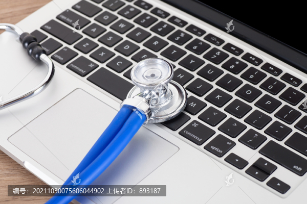筆記本電腦鍵盤上一個聽診器