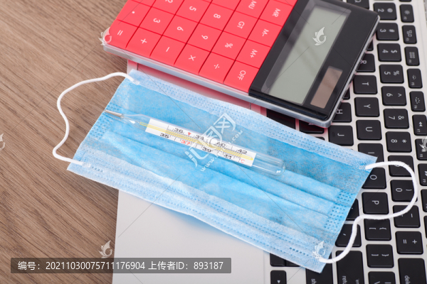 口罩和紅外體溫計及計算器