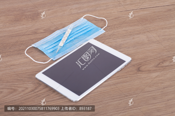 iPad及旁邊的體溫計(jì)和口罩