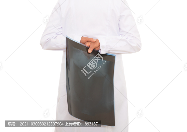 醫(yī)生背手拿著胸部X光片