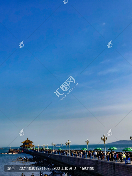 藍(lán)天下的青島棧橋
