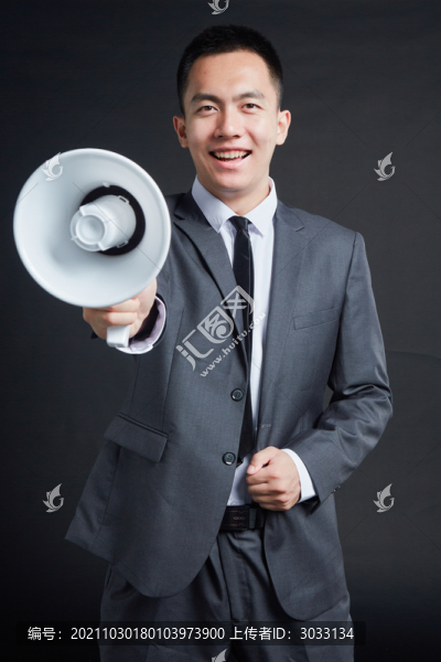 男性著正裝拿擴音器宣布通知